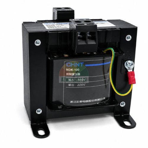 Einphasiger Steuertransformator CHNT NDK-100 100VA 380V auf 220V auf weißem Hintergrund
