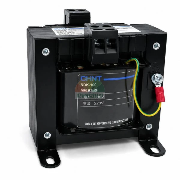 Einphasiger Steuertransformator CHNT NDK-100 100VA 380V auf 220V auf weißem Hintergrund