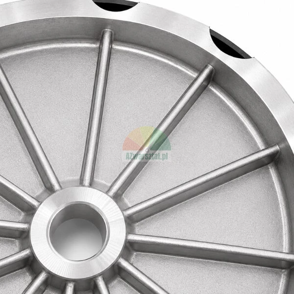 Nahaufnahme einer runden Aluminiumgussscheibe mit radialen Verstärkungsrippen und zentraler Bohrung