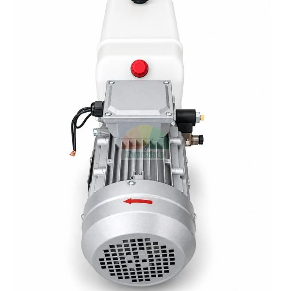 Rückansicht eines Elektromotors mit Lüfterabdeckung und Öltank eines Hydraulikaggregats auf weißem Hintergrund