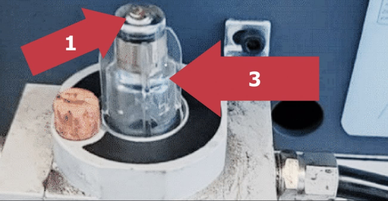 Einstellschraube für die Ölmenge am Öler der Reifenmontiermaschine